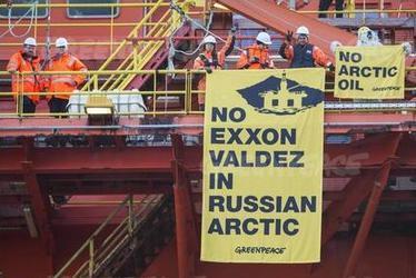 Greenpeace activists board the West Alpha rig, and hang a banner saying “No Exxon Valdez in Russian Arctic.” (Photo by Will Rose courtesy Greenpeace)