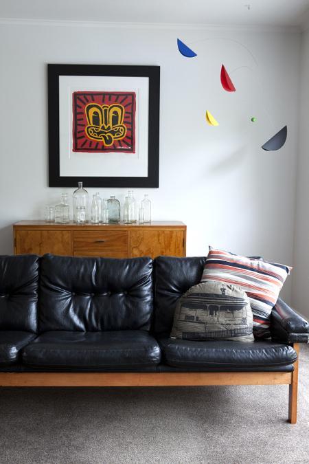 black-leather-sofa-design-sponge-photo- Kristian Frires