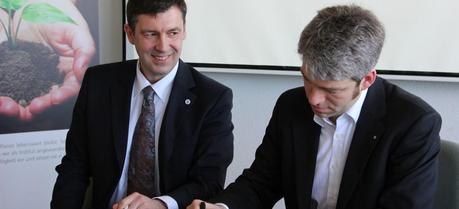 Christian Rosenkranz and Dr.-Ing. Christian Dötsch sign a cooperation agreement between Johnson Controls and Fraunhofer Gesellschaft