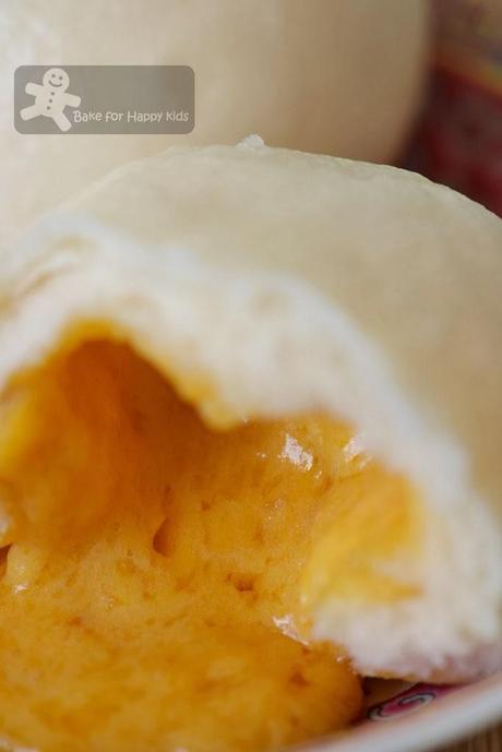 Liu Sha Bao / Chinese Molten Salted Egg Custard Steamed Buns 流沙包