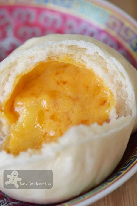 Liu Sha Bao / Chinese Molten Salted Egg Custard Steamed Buns 流沙包