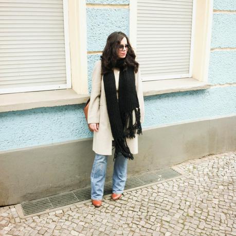 flare levi's jeans, denim, brown ankle boots Springfield, Zara brown bag, clean style, simple outfit ootd, fashion blogger, vintage nude coat