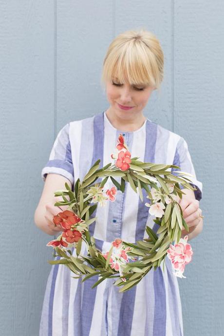 Wallpaper floral wreath