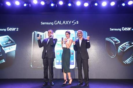 Mr. Vineet Taneja, Country Head, IT & Mobile, Samsung India; Mr. Manu Sharma, Director, Mobile, Samsung India and renowned actor Freida Pinto with the Samsung Galaxy S5 and Gear Wearable series in New Delhi.