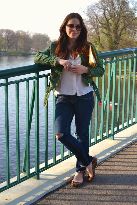 ripped jeans, distresses, oots, fashion blogger, style, berlin, trptower park, #sundayfunday, forest green biker jacket, silk white shirt, leopard print flats, Zara, gold day clutch, how to wear, inspiration, skinny necklace, stacked golden rings