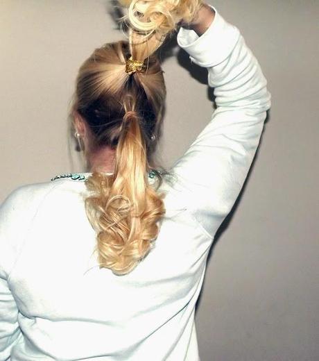 {Hairstyle Tutorial: Long Pony}