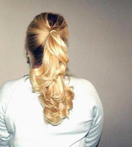 {Hairstyle Tutorial: Long Pony}