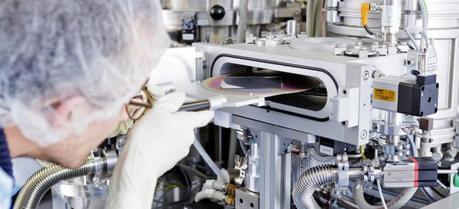 Advanced analytics for both thin film technologies with silicon as well as CIGS: Beside highly developed deposition tools, a comprehensive infrastructure was set up at PVcomB. Here, a glass substrate is loaded into a multi-chamber deposition tool where it will be deposited with only a few micrometers of silicon layers forming finally the active part a solar cell.