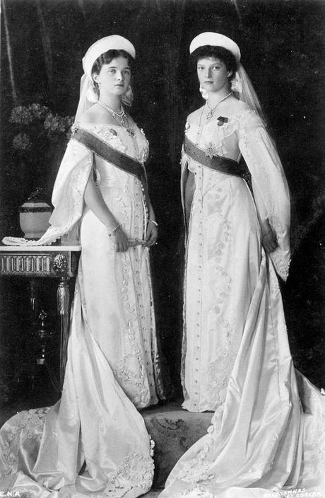 Olga_és_Tatjána_in_court_gown_1913