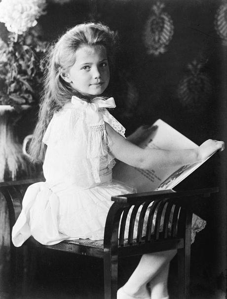 Grand_Duchess_Marie_with_book_1906