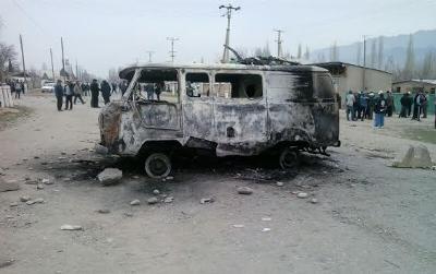 Protesters unblock road, leaving charred skeleton of van behind AKIPress