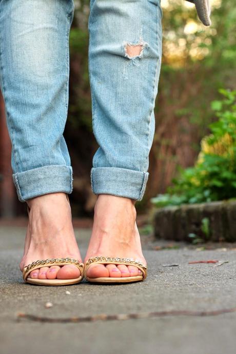 boyfriend jeans, distressed, nude vintage coat, silky top, flowy, palton crem,top  matase, sandale nude, chain sandals, strappy, nude, stacked rings, skinny necklace, casual curls, balayage, ombre, style, blogger, berlin