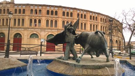 Monumento al torero junto a la plaza de toros