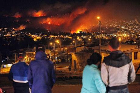 wild fire in Chile kills people and consumes houses