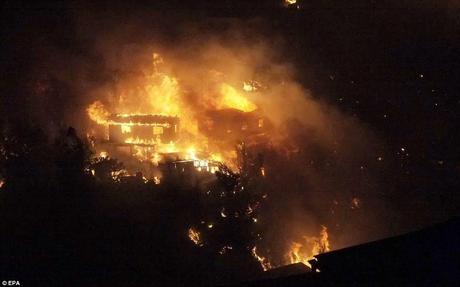 wild fire in Chile kills people and consumes houses