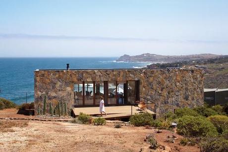 Modern sustainable house by the beach