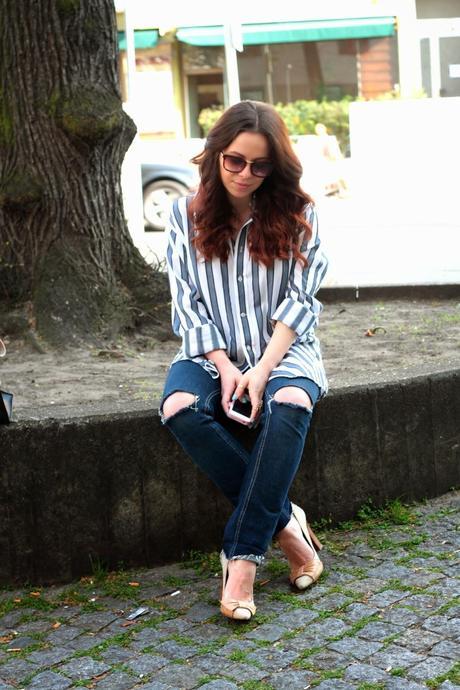 basics, ripped jeans, Zara, casual style, simple, fashion, ootd, black zara tote, philip lim tote, cherry blossoms, berlin, vertical striped shirt, nude vintage coat, structured coat, clean lines, pink pumps, stacked rings, pink iphone case silicon, fashion blogger