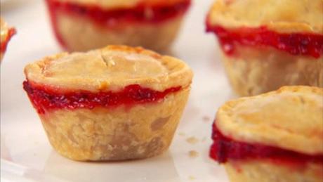 http://recipes.sandhira.com/baby-strawberry-and-honey-pies.html