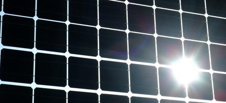 Scientists use cheap and abundant materials to reduce solar panel glare, increase efficiency