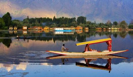 Inviting Shikara Ride on the Appealing Dal Lake is a Must While in Kashmir