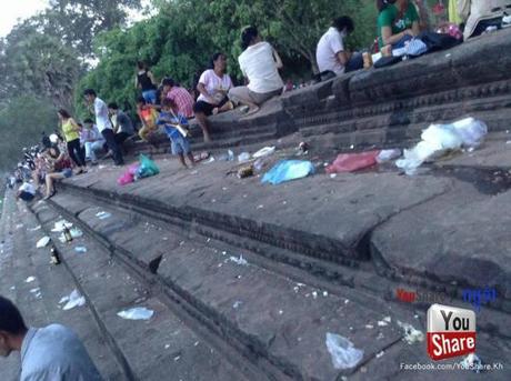 People polluted Angkor Wat area during Khmer New Year 2014-photo shared by fb users