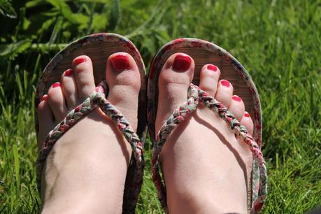 flip flops painted nails toenails
