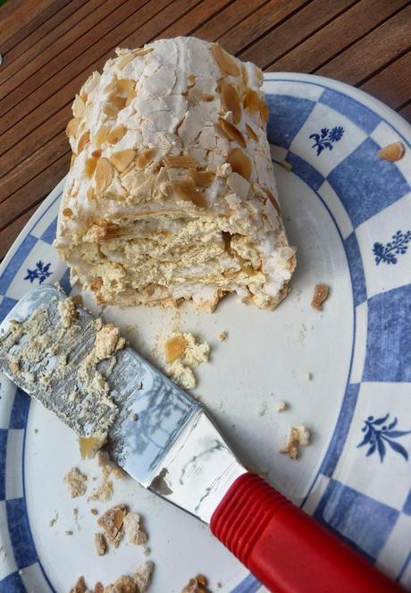 Lekue - meringue roulade with blackcurrant and mint couli