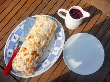 Lekue - meringue roulade with blackcurrant and mint couli
