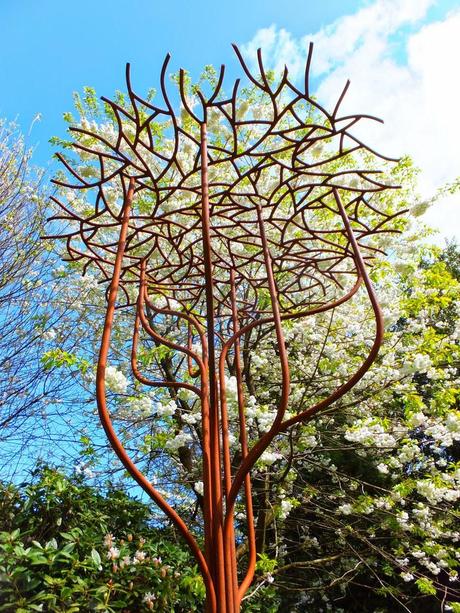 Sculptures at the Riverhill Himalayan Gardens