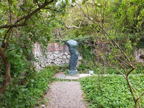 Sculptures at the Riverhill Himalayan Gardens