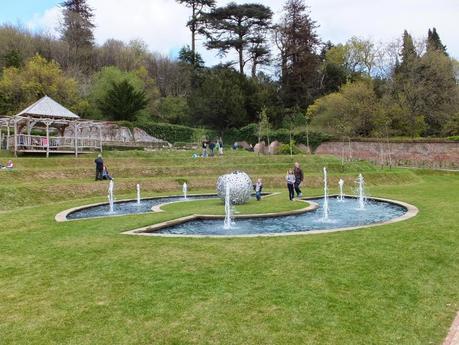 Sculptures at the Riverhill Himalayan Gardens