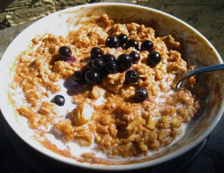 Oatmeal with fruit topping