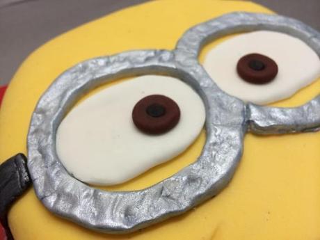 despicable me birthday cake minion face goggles eyes silver edible paint