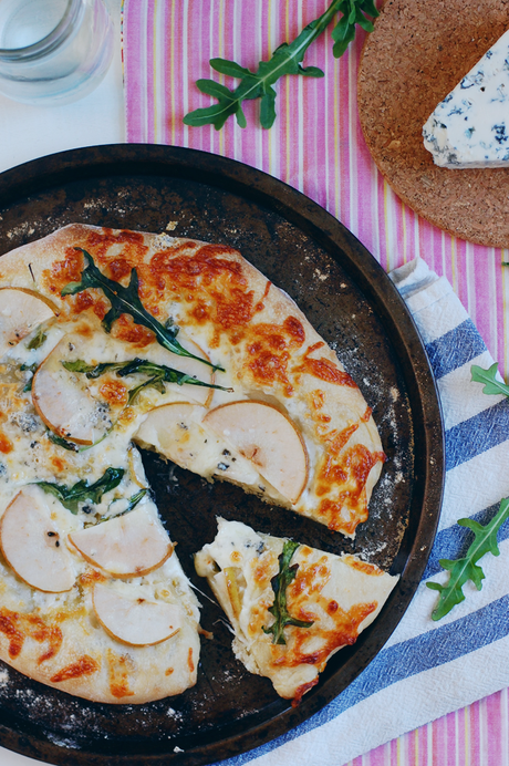 Pear Gorgonzola Pizza With Arugula