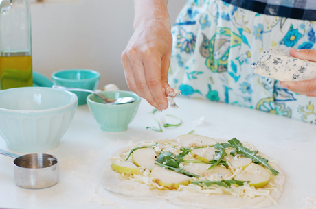 Pear Gorgonzola Pizza With Arugula