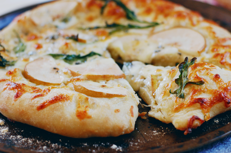 Pear Gorgonzola Pizza With Arugula