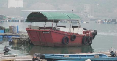 El tradicional barquito que hace de taxi local entre el dédalo de embarcaciones