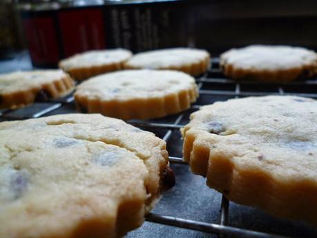 Review and Recipe - Heston Blumental Adjustable Rolling Pin bakes Chocolate Chip Shortbread