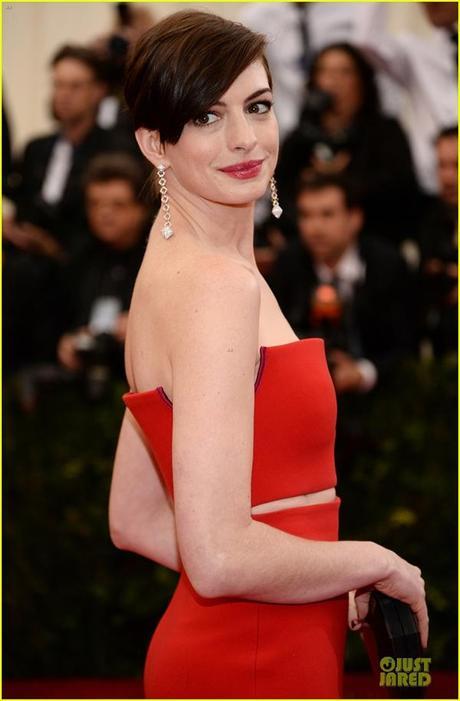 The Best 2014 Met Gala Jewels Anne hathaway wears Vhernier earrings at the 2014 Met Gala