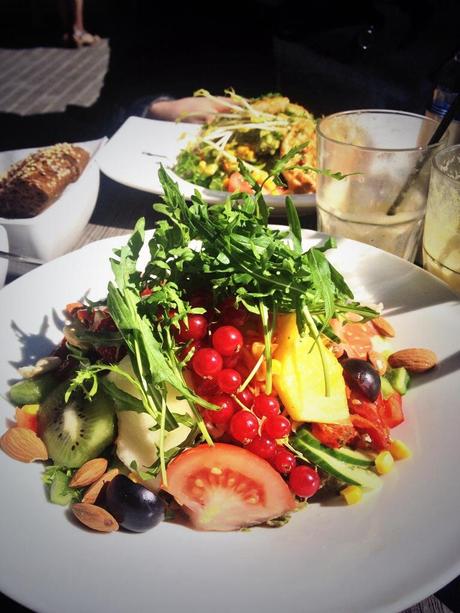 Healthy paleo colourful late lunch @Salad & Co.