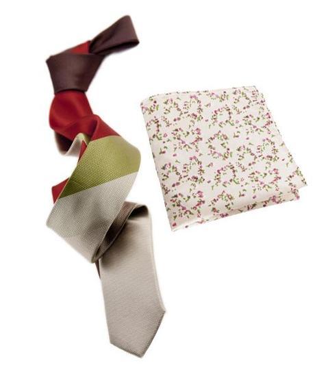 In this case, we used a tie with a stripes and a pocket square with a floral pattern. The green from tie is found in a subtle way on the pocket square. Also, green goes great with red and purple, as they are split complementary colors. Both products can be found on the UM website.