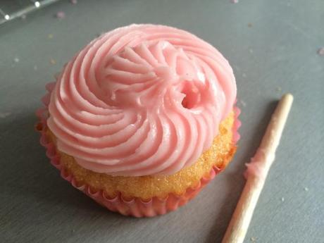 how to make pink lemonade cupcakes making hole for straw using paintbrush