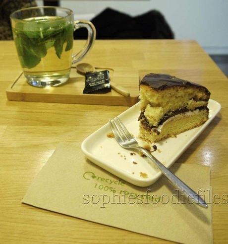 I chose a fresh mint tea & a lovely cake of the day!