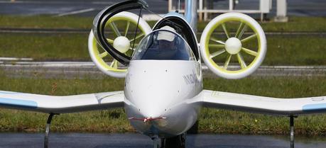 The successful first public flight of the electric E-Fan experimental aircraft took place during the E-Aircraft Day in Bordeaux on the 25th of April 2014. The electric E-Fan training aircraft is a highly innovative technology experimental demonstrator based on an all-composite construction.