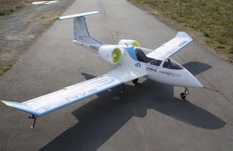 The all-electric E-Fan training aircraft has zero carbon dioxide emissions in flight and should bring a significant reduction in noise around airfields, thus improving relations between local residents and flight schools with long-term prospects for the discreet and economical initial training of future professional pilots.