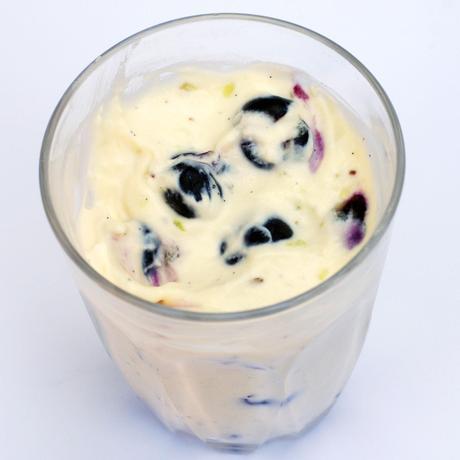 Vanilla keto mousse with blueberries