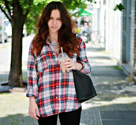 plaid shirt, black skinny jeans, H&M, Zara, black tote, shopper, nude vintage coat, structured, statement necklace, rings and tings, online shopping, style, black heels,  luxury, exclusive, lifestyle, fashion blogger, DE, berlin, office look, ootd, outfit of the day