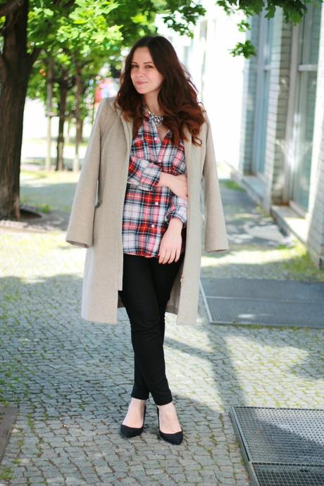 plaid shirt, black skinny jeans, H&M, Zara, black tote, shopper, nude vintage coat, structured, statement necklace, rings and tings, online shopping, style, black heels,  luxury, exclusive, lifestyle, fashion blogger, DE, berlin, office look, ootd, outfit of the day