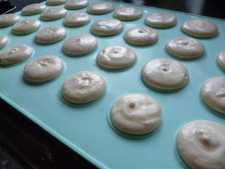 Macaroons Mat Vanilla Macaroons - Recipe and Macaroon Mat