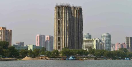 View from the Taedong River of the construction of apartment buildings for faculty of Kim Ch'aek University of Technology (Photo: Rodong Sinmun).